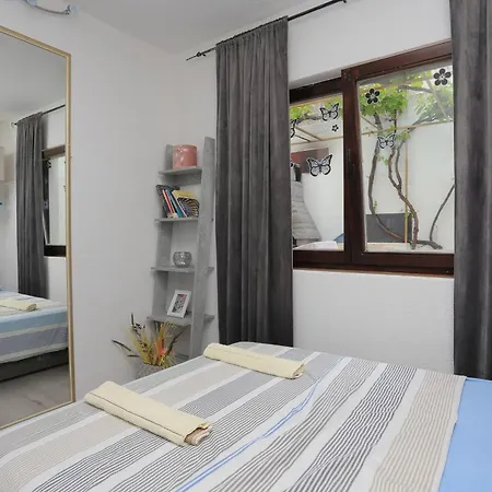 Apartamento With Parking Space Mastrinka, Ciovo - 4324